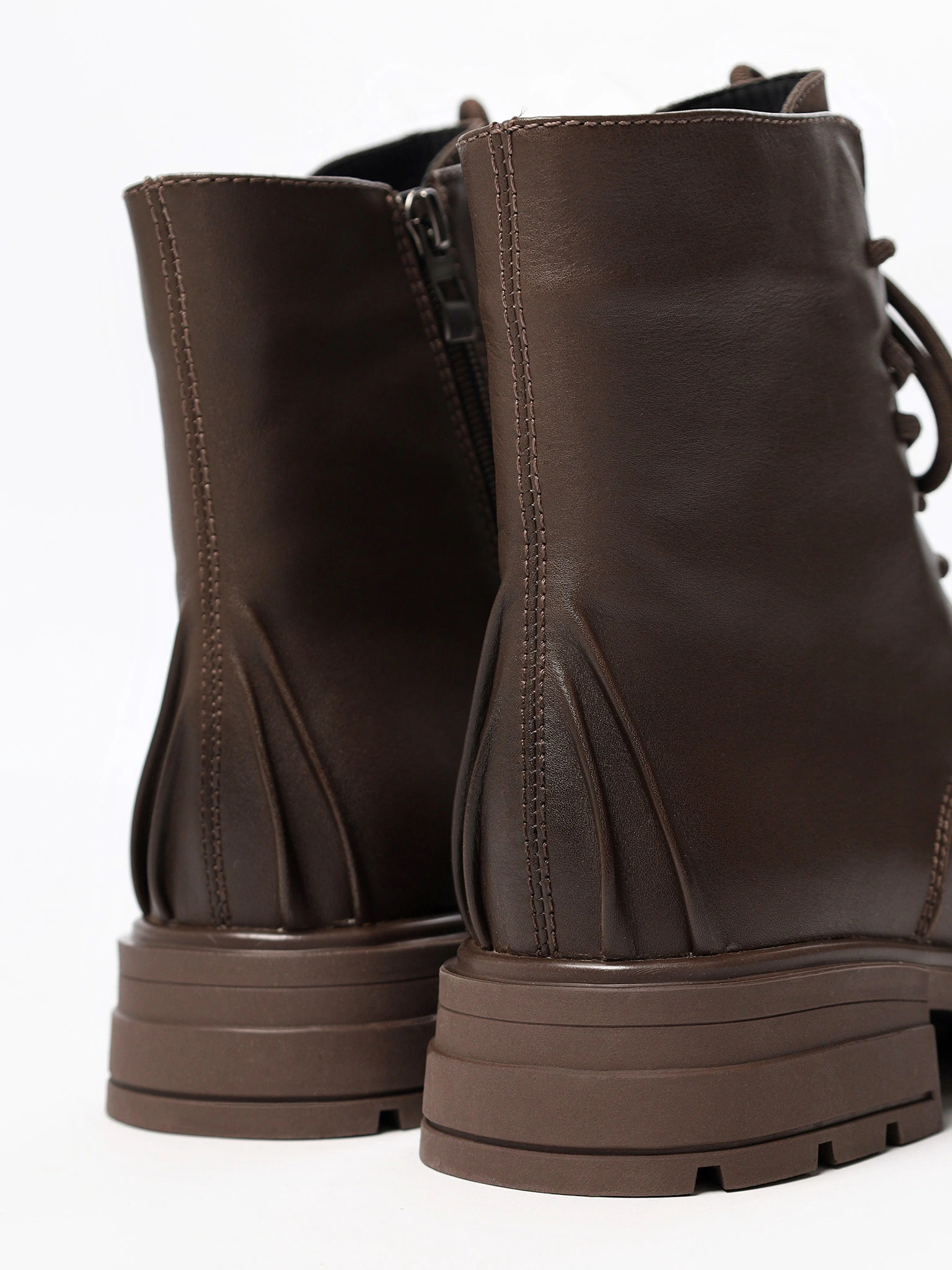 Ботинки коричневого цвета на рельефной подошве